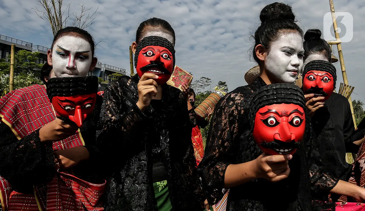 Penari menggelar tarian dan fashion show berlatar alam di Grand Smesco Hills Cisarua, Bogor, Minggu (11/4/2021). Tari yang akan ditampilkan adalah Tari Topeng Jigrik Ndat dari Betawi, Tari Legong Mesatya dari Bali, Tari Papua, Tari Bajidor Kahot dan Tari Kipas Pakarena (Liputan6.com/JohanTallo)