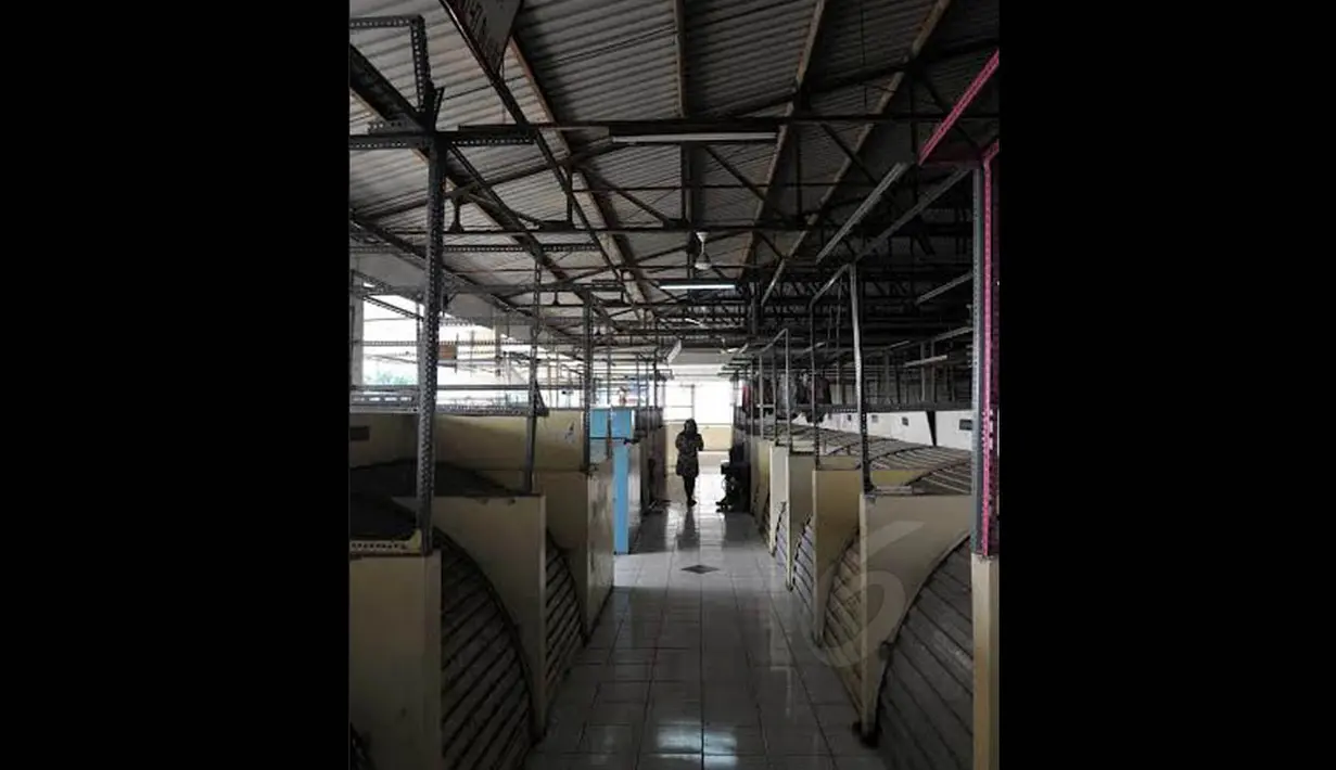 Ratusan pedagang yang dahulu pernah ditertibkan oleh Jokowi dan Ahok untuk menempati kios ini banyak yang kembali berdagang di jalanan. Kini suasana di Blok G Tanah Abang semakin sepi (Liputan6.com/Johan Tallo)