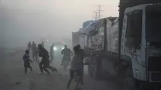 Warga Palestina berbondong-bondong menuju truk yang mengangkut bantuan dari Program Pangan Dunia (WFP) saat truk-truk tersebut melintasi Deir al-Balah di Gaza Tengah, Sabtu, 8 November 2025. Situasi kemanusiaan di Gaza, yang sebagian besar wilayahnya luluh lantak, masih memprihatinkan. (AP Photo/Abdel Kareem Hana)