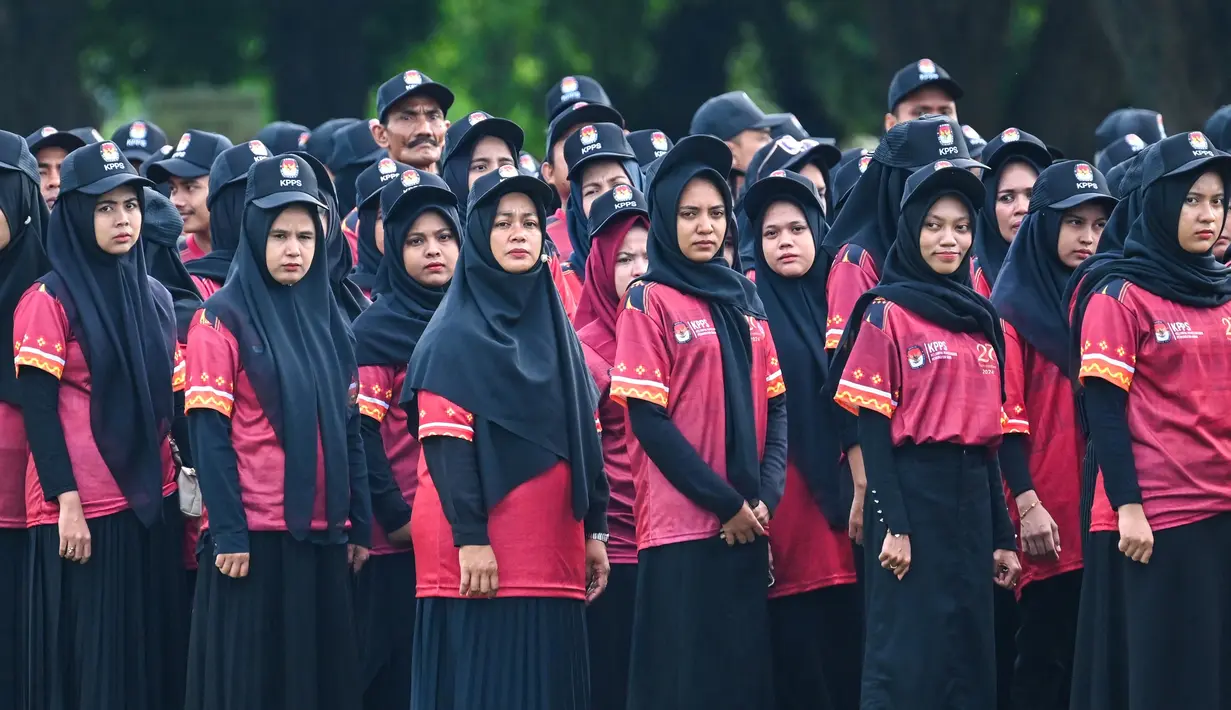Petugas penyelenggara Pilkada tersebut berasal dari 335 Tempat Pemungutan Suara (TPS) yang tersebar di 90 Gampong atau desa. (CHAIDEER MAHYUDDIN/AFP)