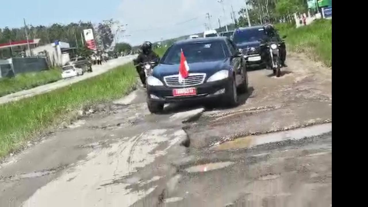 Mobil Presiden Jokowi Terjang Jalan Berkubang di Lampung