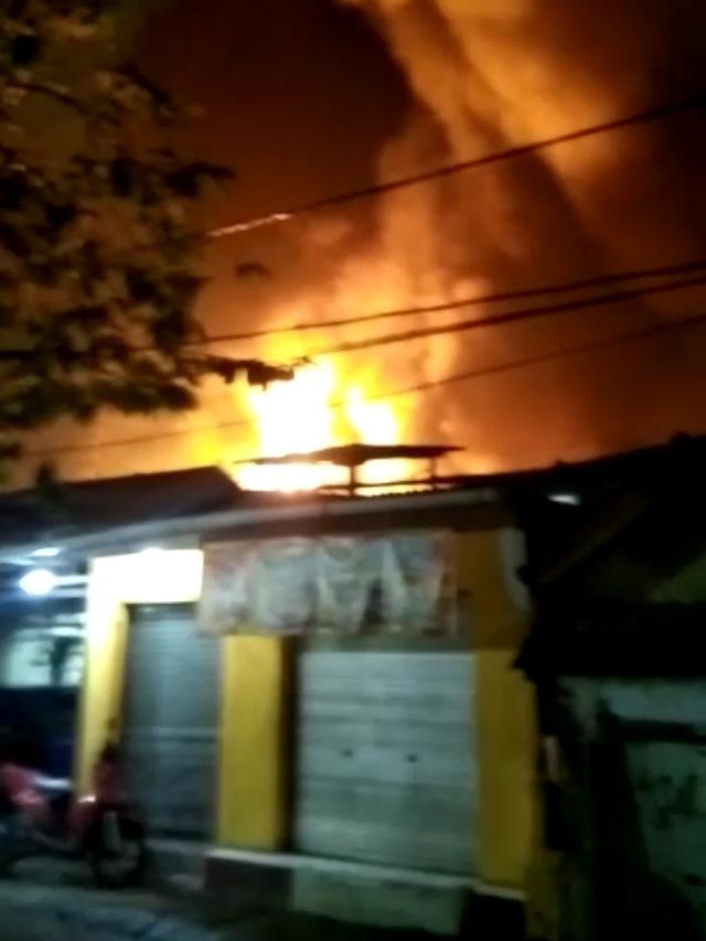 Terjadi kebakaran di Pertamina di Jalan Tanah Merah Bawah RT012/RW09, Rawa Badak Selatan, Koja, Jakarta Utara, Jumat (3/3/2023) malam.