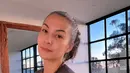 Memesonanya Nadya Hutagalung dalam balutan outfit kasual. Rambutnya yang telah memutih diikat ke belakang, memperlihatkan Nadya Hutagalung yang bare face. [Foto: Instagram/nadyahutagalung]