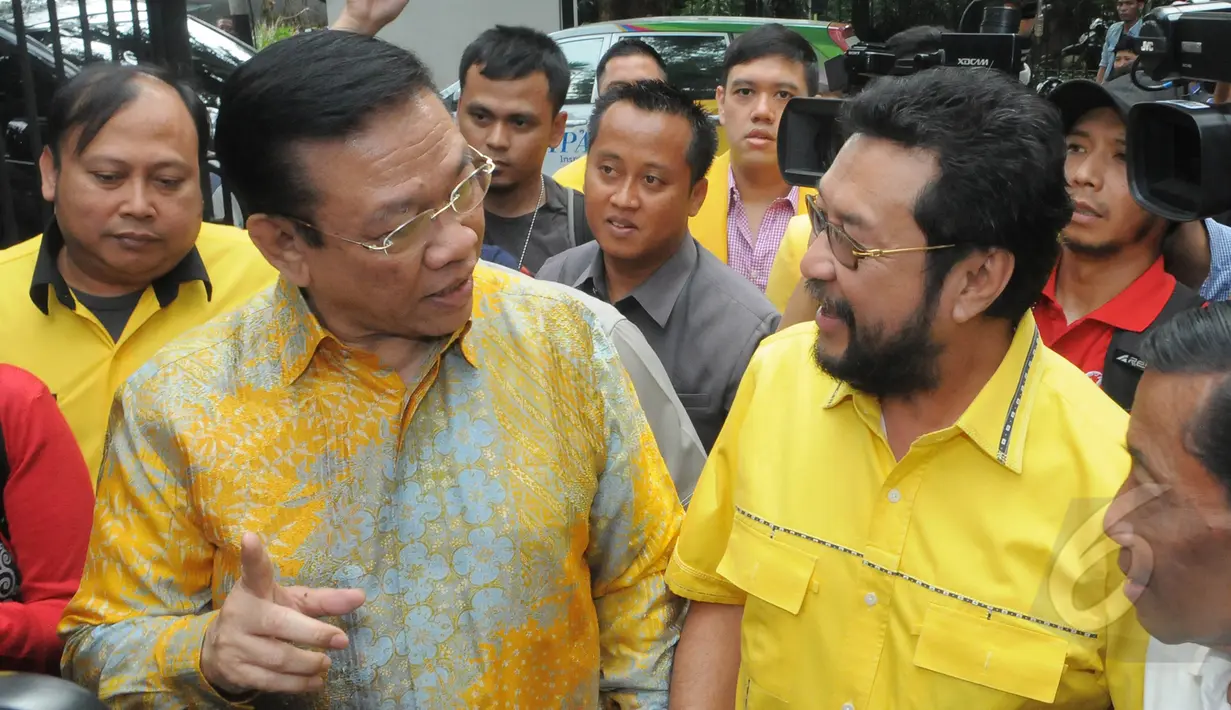 Ketum Golkar versi Munas Ancol, Agung Laksono (kiri) berbincang dengan pengurus Golkar, Yorrys Raweyai saat melakukan kunjungan ke rumah dinas ‎Ketua MPR, Zulkifli Hasan, Jakarta, Kamis (12/3/2015). (Liputan6.com/Herman Zakharia)