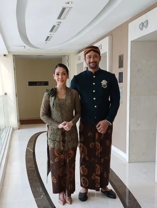 Kebaya ini memiliki desain klasik dan tambahan attachment di salah satu bahu yang memanjang, berupa selendang hijau polos yang serasi. [Foto: Instagram/adebebymakeup]