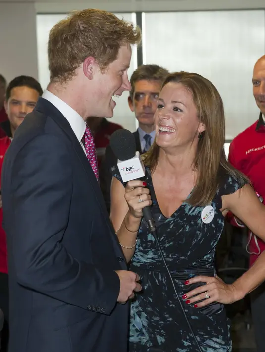 Pangeran Harry saat diwawancara oleh presenter TV Inggris, Natalie Pinkham pada 12 September 2011. Pinkham sering menemani Harry mengunjungi bar dan kelab malam di London. Mereka dekat sekitar tahun 2003. (AFP Photo/Pool/Paul Grover)