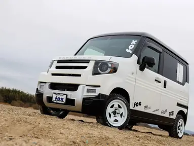 Pada dasarnya, hal yang banyak dirubah dari mobil ini yaitu dari sisi kosmetik agar menyerupai Land Rover Defender. Bodykit ini mencakup bumper depan termasuk grill dan intake dengan menyesuaikan ukuran yang mungil. Pada dasarnya, Honda N-Van telah memiliki lampu LED yang menyerupai Land Rover Defender. Kemudian, logo Honda dihilangkan dan diganti dengan tulisan "Dafunder" pada kap mesin. (Source: carscoops.com)