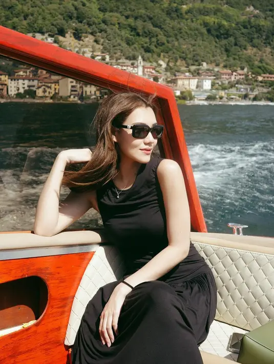 Aaliyah Massaid memamerkan pesonanya dibalut outfit-outfit simpel. Kali ini, Aaliyah tampil mengenakan dress hitam panjang tanpa lengan yang membalut tubuhnya dengan apik. [Foto: Instagram/aaliyah.massaid]