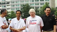 Presiden Joko Widodo (kedua dari kiri) bersama Walikota London, Boris Johnson (ketiga dari kiri) dan Gubernur DKI Jakarta, Basuki Tjahaja Purnama (berkaos hitam) berbincang di kawasan Bundaran HI Jakarta, Minggu (30/11/2014). (Liputan6.com/Faizal Fanani)