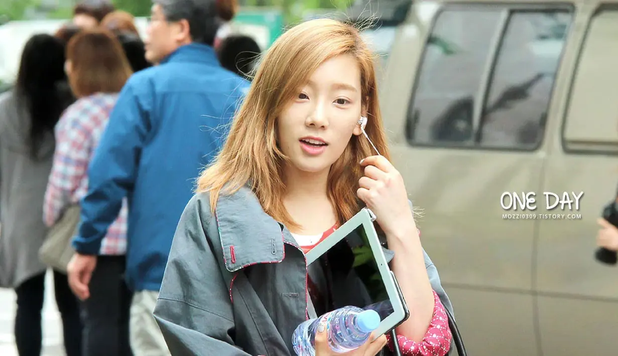 Taeyeon SNSD merupakan salah satu artis Korea yang tak takut saat pergi tanpa mengenakan makeup. Ia tetap terlihat cantik walaupun wajahnya tak dibalut makeup. (Foto: koreaboo.com)