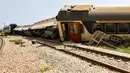 Gerbong penumpang yang tergelincir di lokasi kecelakaan kereta api di dekat Msaken, di Tunisia timur, pada 21 Juni 2023.(AFP/Bechir Taieb)