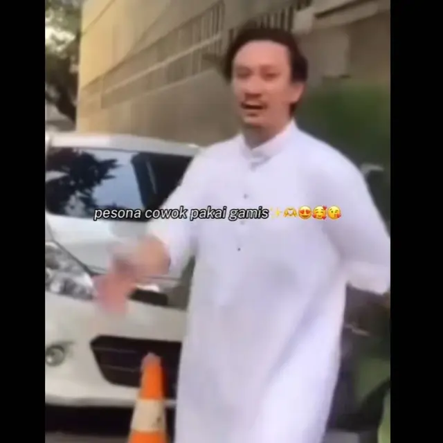 Vincent Rompies Pakai Gamis Putih Diduga untuk Salat Id, Disebut Bakal Jadi Tren