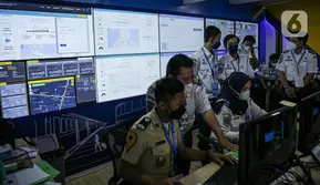 Petugas memperhatikan cctv jalur mudik melalui layar command centre sebagai pusat informasi mudik 2022 di Gedung Kementerian Perhubungan, Jakarta, Senin (25/5/2022). Command centre ini, berbagai instansi terkait yang bertanggung jawab terhadap pelaksanaan mudik. (Liputan6.com/Faizal Fanani)