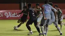 Bukan tanpa perlawanan,pemain Persita Tangerang, Moh. Edo Febriansyah (kiri) pun sempat menyulitkan Persib Bandung. (Bola.com/Ikhwan Yanuar)