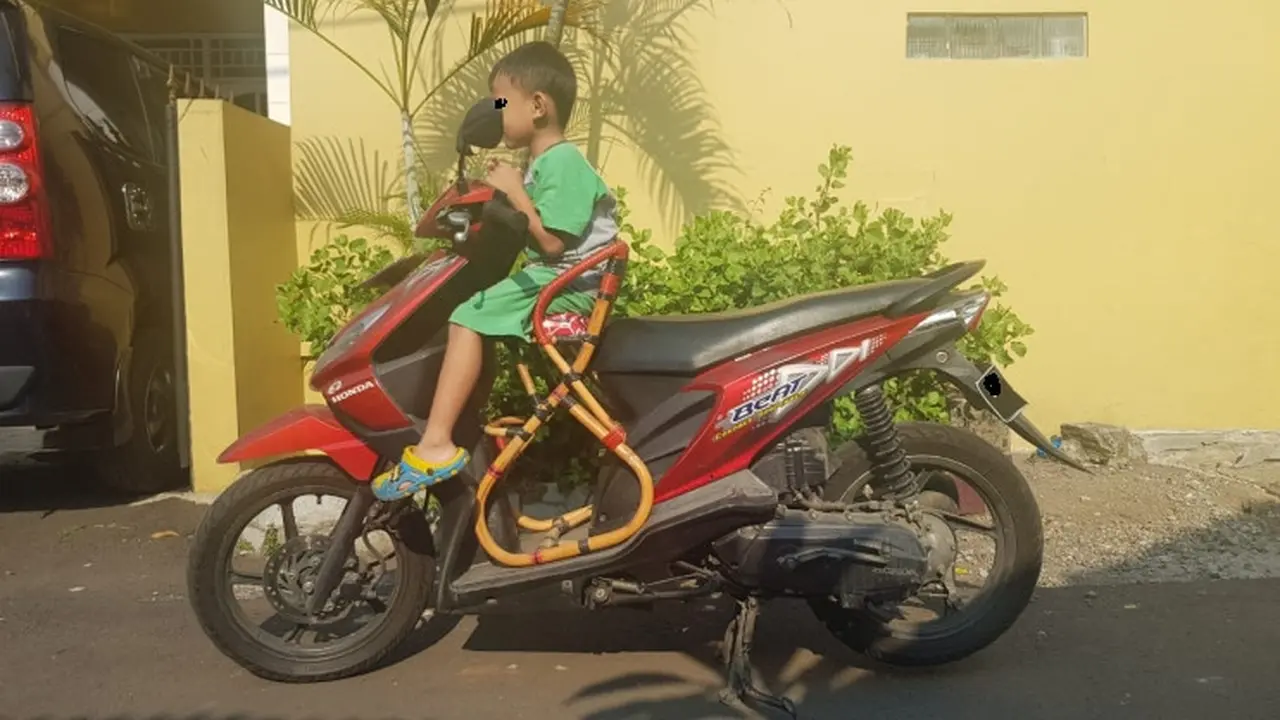 Sepeda motor ditambah kursi rotan.