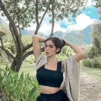 Di sini, Jessica Iskandar terlihat tampil kasual dengan crop top hitam dan celana yang bernuansa senada. Tak lupa ia menyampirkan sweater berwarna cokelat muda di bahunya. Foto: Instagram.