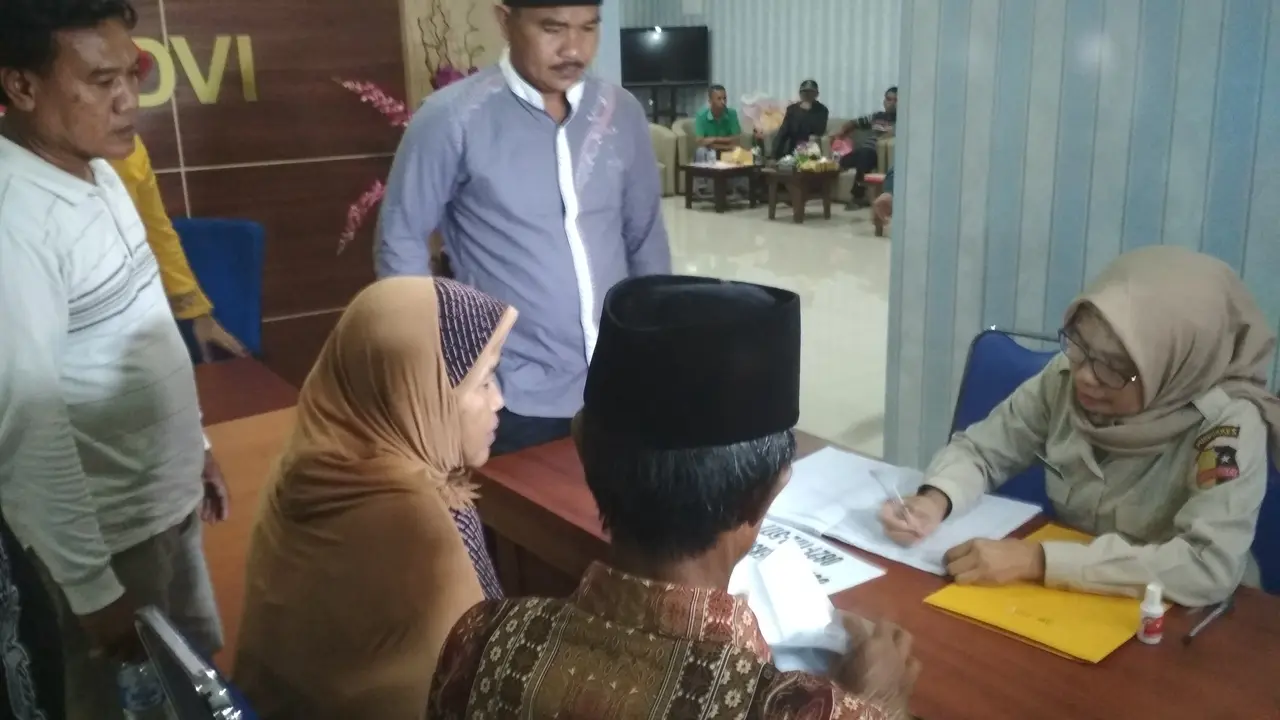 Keluarga korban kebakaran pabrik kembang api mendatangi RS Polri