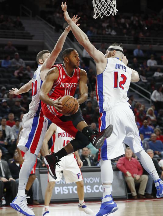 Guard Houston Rockets, Eric Gordon (tengah), berusaha melewati hadangan center Detroit Pistons, Aron Baynes (kanan), dalam laga babak reguler NBA 2016-2017 di The Palace of Auburn Hills, Michigan, Selasa (22/11/2016) WIB. (AP Photo/Paul Sancya)