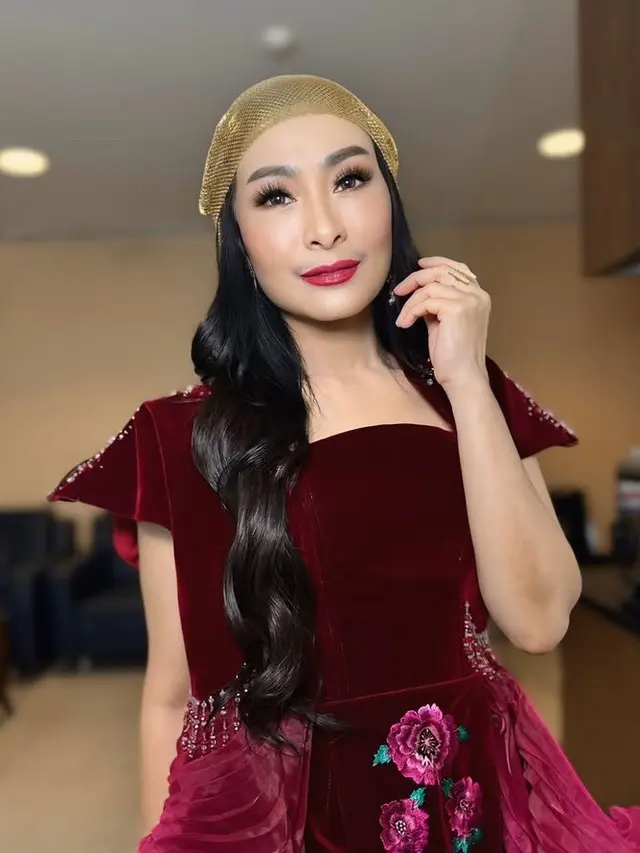 Tampilan Terbaru Iis Dahlia. [@isdadahlia]