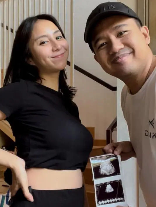 Setelah tiga tahun menikah pada 22 Desember 2021 silam, Clairine Clay mengumumkan kehamilan anak pertamanya dengan Joshua Suherman. Clairine tampil dengan crop top t shirt hitam dipadukan celana ketat warna serasi. [@clairineclay]