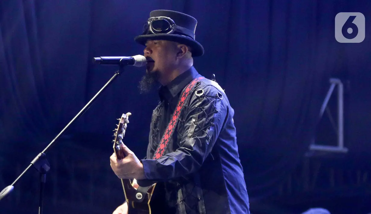 Dewa 19 feat Ello tampil membawakan sejumlah lagu, diantaranya Cukup Siti Nurbaya, Dewi dan lainnya. (Liputan6.com/Herman Zakharia)