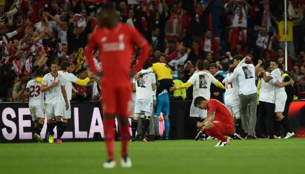 Reaksi para pemain Liverpool setelah gagal meraih gelar juara Liga Europa usai ditaklukkan Sevilla 3-1 pada pertandingan final, di St Jakob-Park, Basel, Rabu atau Kamis (19/5/2016) dini hari WIB. 