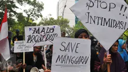 Sekelompok Warga berunjuk rasa di depan Gedung Ombudsman RI, Jakarta, Jumat (7/4). Warga menilai PT KAI telah melakukan mal administrasi karena informasi publik mengenai anggaran pelaksanaan, perizinan. (Liputan6.com/Helmi Afandi)
