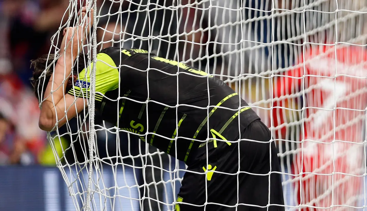 Pemain Atletico Madrid melakukan selebrasi usai membobol gawang Sporting Lisbon saat pertandingan Liga Europa di stadion Metropolitano, Madrid (5/4). Atletico mampu mempertahankan keunggulan 2-0 hingga pertandingan usai. (AP Photo / Francisco Seco)