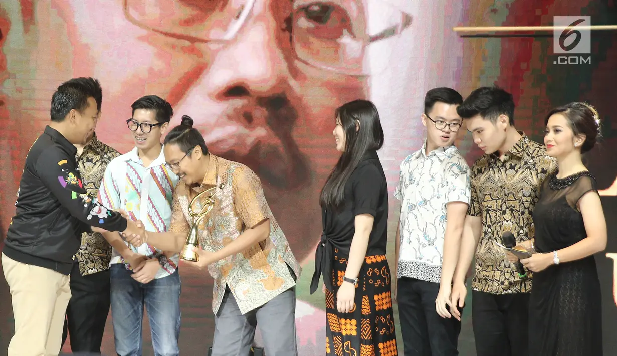 Menpora Imam Nahrawi  memberikan piala kepada Laskar Sungai dalam Kategori best directing saat ajang Liputan6 Award 2018 di SCTV Tower, Jakarta, Minggu (20/5). (Liputan6.com/Herman Zakharia)