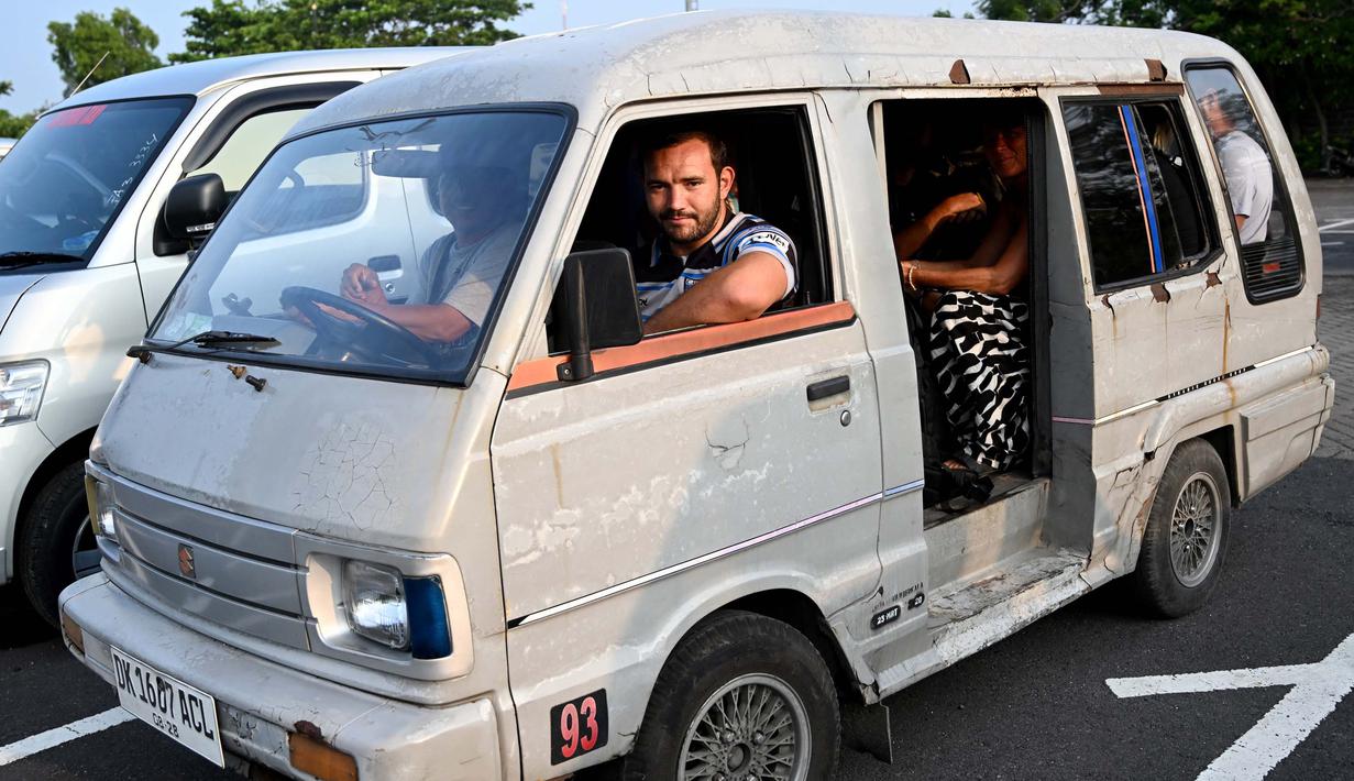 Para wisatawan asing yang dievakuasi dari Labuan Bajo, Nusa Tenggara Timur (NTT), berangkat setibanya di pelabuhan Benoa, Denpasar, Bali pada tanggal Jumat 15 November 2024. (SONNY TUMBELAKA/AFP)