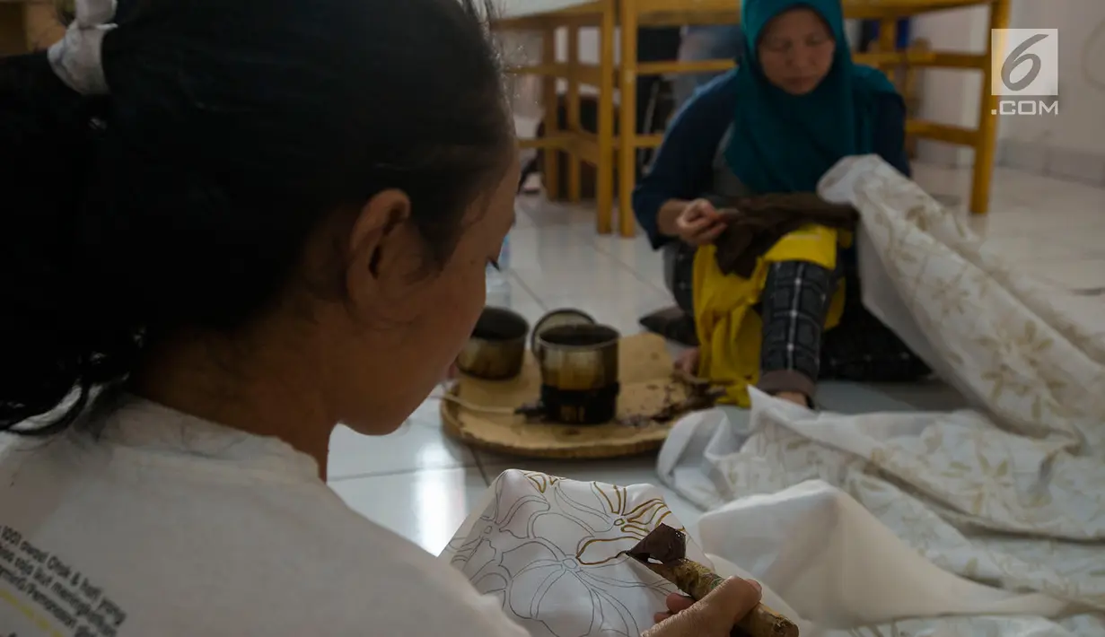 Warga melakukan proses pencantingan saat membuat kain batik di Rusun Rawa Bebek, Jakarta, Sabtu (6/7/2019). Kain dengan motif Jakarta dan motif lainnya ini dibuat oleh ibu-ibu penghuni rusun Rawa Bebek, mereka menjualnya dengan harga Rp1,5 hingga Rp 2,5 juta per kain. (merdeka.com/Imam Buhori)