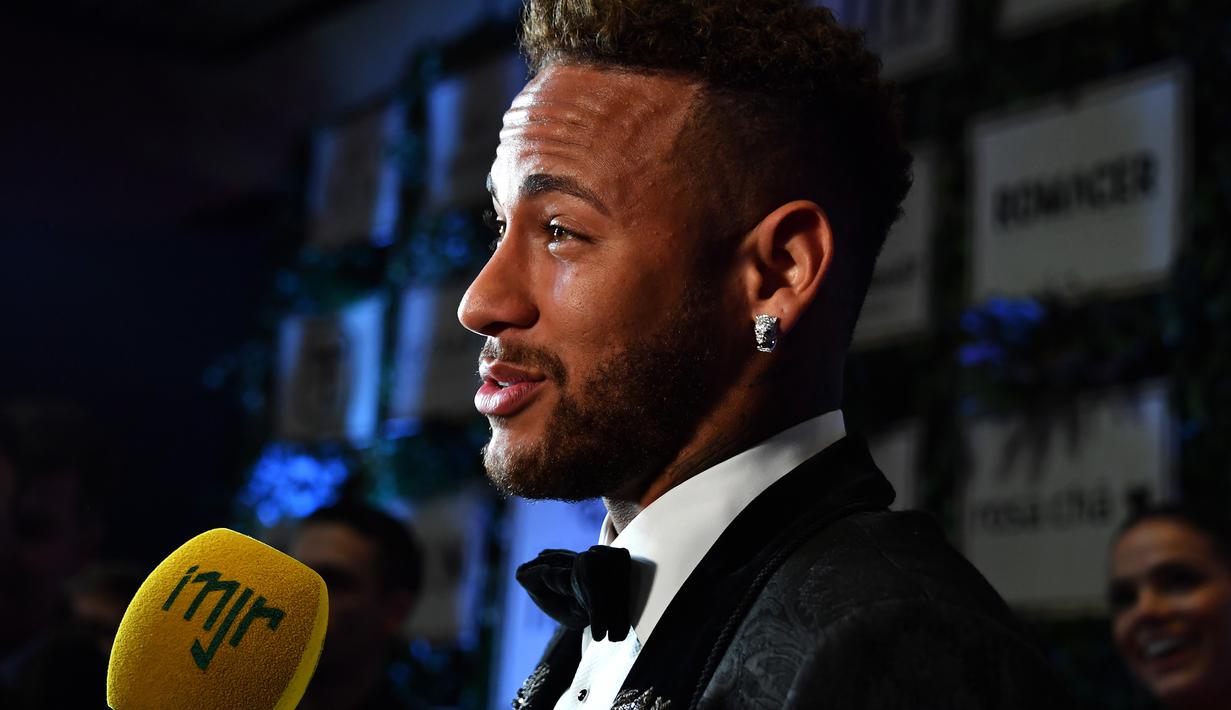 Pemain PSG, Neymar, saat menghadiri acara amal untuk Institut Neymar Jr di Sao Paulo, Brasil, Kamis (19/7/2018). Bintang asal Brasil itu tampak menawan dengan balutan jas. (AFP/Nelson Almeida)