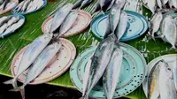 Sudah beberapa hari terakhir harga ikan melonjak tinggi di pasar-pasar tradisional di Ambon, Maluku. (Liputan6.com/Abdul Karim).