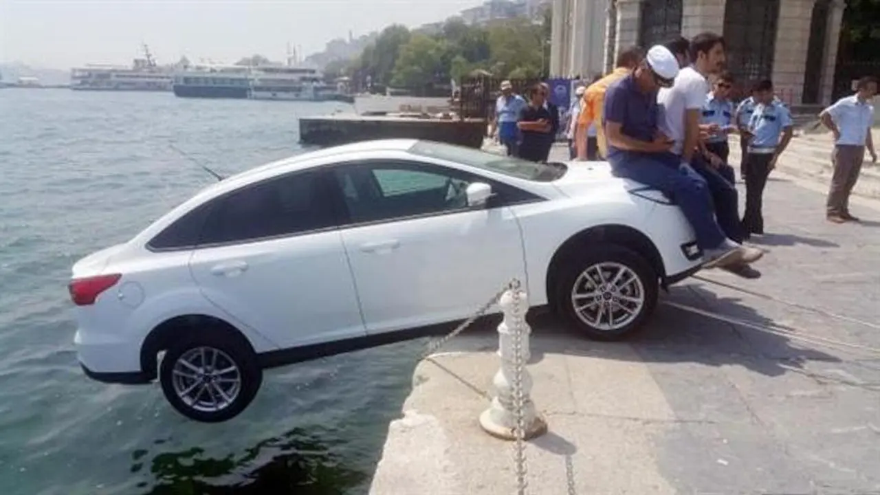 Agar Tak Jatuh ke Laut, Pria Ramai-ramai Duduki Mobil