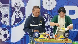 Wakil Ketua Umum I PSSI, Zainuddin Amali (kiri), Wakil Ketua Umum II PSSI, Ratu Tisha (kanan), melakukan potong tumpeng dalam perayaan ulang tahun PSSI yang ke-69 di Stadion Gelora Delta, Sidoarjo, Jawa Timur, Minggu (19/04/2026). (Bola.com/M Iqbal Ichsan)