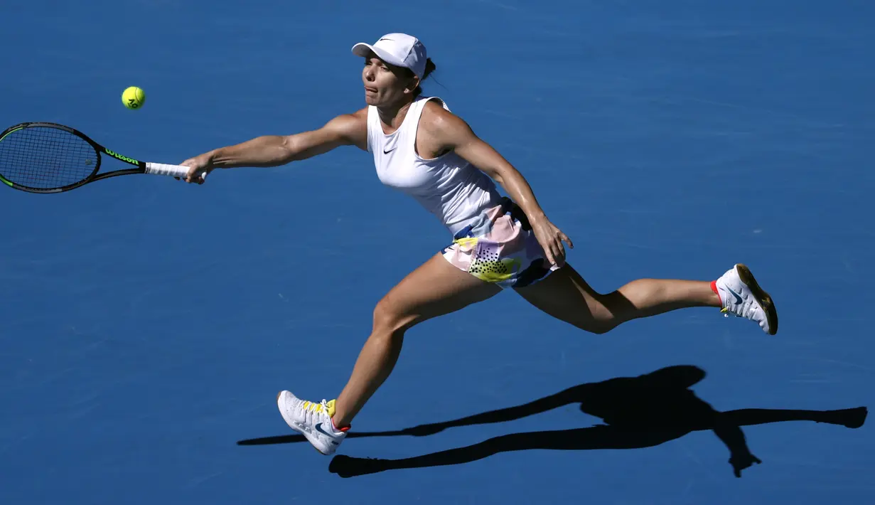 Petenis Rumania, Simona Halep mengembalikan bola pukulan Anett Kontaveit dari Estonia pada perempat final  kejuaraan tenis Australia Terbuka di Melbourne (29/1/2020). Simona Halep menang 6-1, 6-1 atas Anett Kontaveit dan lolos ke babak semifinal Australia Terbuka. (AP Photo/Dita Alangkara)