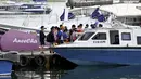 Turis Tiongkok menaiki kapal cepat untuk perjalanan dari Pulau Serangan ke Pulau Lombok di Denpasar, Bali, Rabu (25/1/2023). Aktivitas pariwisata khususnya dari China di Kelurahan Serangan, Denpasar Selatan semakin ramai. (AFP/Sonny Tumbelaka)