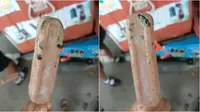 Pria ini temukan ular utuh membeku di es krim batangan. (sumber: Facebook/เรย์แบน นักเลงบุญ ปากท่อ เมืองราชรี)