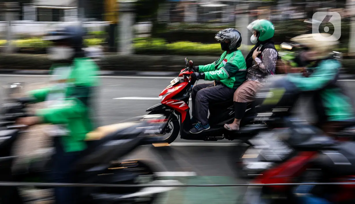 Pengemudi ojek online mengangkut penumpang di depan Stasiun Palmerah, Jakarta, Selasa (6/9/2022). Kementerian Perhubungan (Kemenhub) memastikan segera menerbitkan regulasi kenaikan tarif ojek online (ojol). Hal itu menyusul kenaikan harga bahan bakar minyak (BBM) yang membuat beban operasional transportasi semakin besar. (Liputan6.com/Johan Tallo)