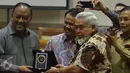 Ketua Komisi I DPR RI Mahfudz Siddiq (kedua kiri) bersama Salim Mengga (kedua kanan) memberikan penghargaan atas kinerja BIN dibawah kepemimpinan Letjen TNI (Purn) Marciano Norman (kiri), Jakarta, Senin (15/6/2015). (Liputan6.com/Andrian M Tunay)