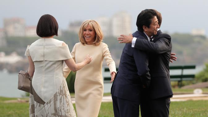 Presiden Prancis Emmanuel Macron (kanan) dan istrinya Brigitte Macron (dua kiri) menyambut kedatangan Perdana Menteri Jepang Shinzo Abe (dua kiri) dan istrinya Akie Abe (kiri) di KTT G7, Biarritz, Prancis, Sabtu (24/8/2019). (AP Photo/Markus Schreiber)