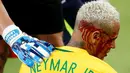 Pelipis Neymar berdarah usai bertabrakan dengan kiper Bolivia, Carlos Lampe pada laga kualifikasi Piala Dunia 2018 di Dunas Arena Stadium, Natal, Brasil, (7/10/2016).  (REUTERS/Ricardo Moraes)