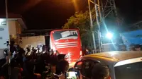 Bus pengangkut puluhan jaksa tiba di Nusakambangan (Hanz Jimenez Salim/Liputan6.com)