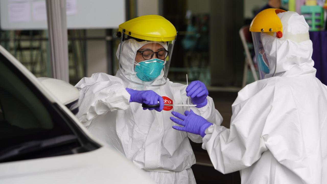 Petugas Balai Laboratorium Kesehatan Provinsi Jawa Barat mengambil sampel dahak dan lendir tenggorokan hidung (swab test) anggota Klaster GBI Lembang, di Kota Bandung