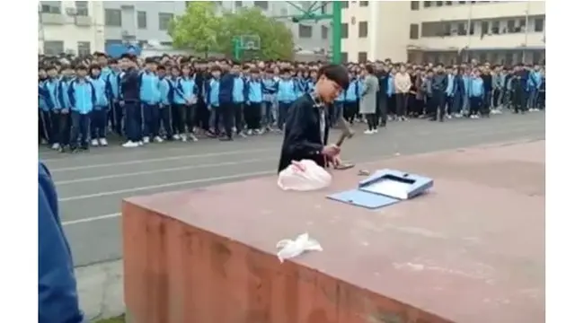 Ketahuan Membawa Handphone ke Sekolah, Siswa Ini Dapat Sanksi yang Mengejutkan
