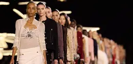 Chanel Summer 2027 di Paris Fashion Week menelusuri beragam sisi Gabrielle Chanel. Matthieu Blazy menghadirkan dialog lewat tailoring ringan, flou, hingga smock (dok. Chanel)