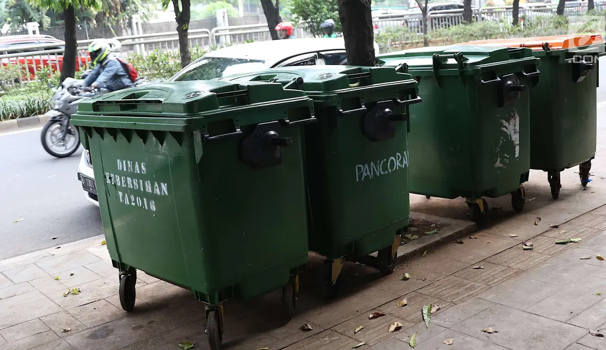 Tong sampah milik Pemprov DKI Jakarta berjajar di kawasan Kalibata, Jakarta, Selasa (5/6). Gubernur Anies Baswedan mengatakan pengadaan tong sampah ini  bertujuan untuk menunjang truk sampah DKI yang sudah lebih modern. (Liputan6.com/Immanuel Antonius)
