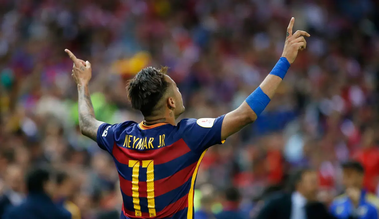 Penyerang Barcelona, Neymar melakukan selebrasi usai mencetak gol kegawang Sevilla pada final Piala Copa del Rey di Madrid, (23/5). Barcelona menang atas Sevilla dengan skor 2-0. (Reuters / Juan Medina)