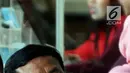 Bupati Labuhanbatu Utara Khairuddin Syah Sitorus menunggu di lobi untuk menjalani pemeriksaan oleh penyidik KPK, Jakarta, Senin (20/8). Khaerudin Sitorus diperiksa sebagai saksi untuk tersangka pejabat Kemenkeu Yaya Purnomo. (Merdeka.com/Dwi Narwoko)