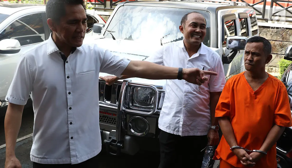 Direktur Tindak Pidana Narkoba Bareskrim Polri Brigjen Eko Daniyanto (tengah) bersama tersangka kasus narkotika jaringan Malaysia-Sumatera di Jakarta, Senin (4/2). (Liputan6.com/Immanuel Antonius)